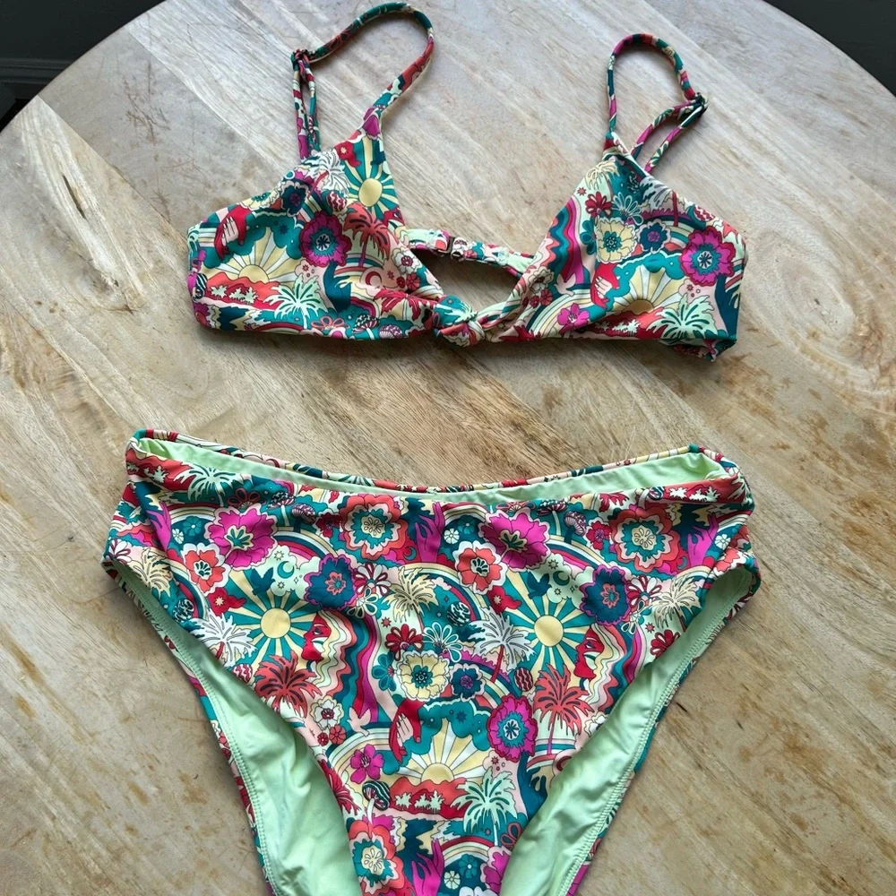 Marine Layer Andie Swin 
Medium top and large bottom - Picture 2 of 4